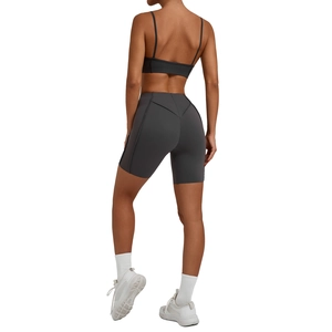 Ensemble de sport gris anthracite deux pièces avec short à taille haute en V et brassière