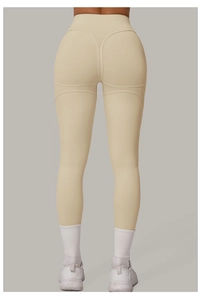 Détail du pantalon de yoga beige taille haute avec coutures galbantes et texture mate