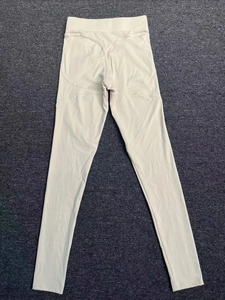 Détail du legging de yoga taille haute avec coutures galbantes et tissu extensible