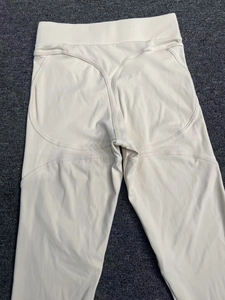 Détail du legging de yoga beige à taille haute avec coutures galbantes fessier