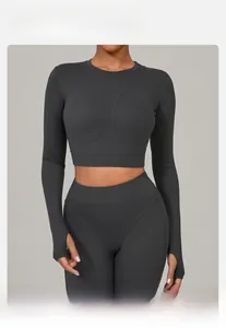 Détails du legging de yoga taille haute gris foncé et du haut court à manches longues