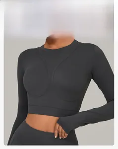 Détail du haut de yoga gris anthracite extensible avec coutures de maintien et coupe ajustée