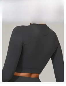 Vue détaillée du crop top de yoga avec des coutures dorsales profilées et structurées
