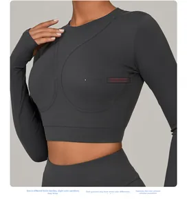 Détail du haut de yoga gris à manches longues avec coutures et note sans coussinets