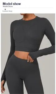 Détail de l'ensemble de yoga gris anthracite avec haut court à manches longues et legging