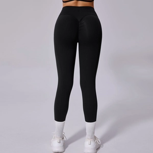 Close-up van de zwarte yoga broek met hoge taille, scrunch butt-lifting en perziknaad details