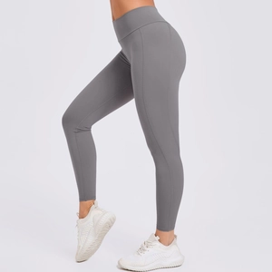 Detail van de donkergrijze yoga legging met hoge taille, ergonomische naden en stretchstof