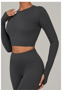 Détail du haut de yoga gris foncé avec design passe-pouce et tissu élastique stretch