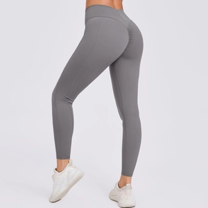 Detail van de grijze yoga legging met hoge taille en scrunch butt van elastische stof