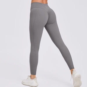 Detailopname van de grijze yoga broek met hoge taille en scrunch butt naad op de billen