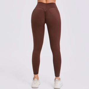 Detailoverzicht van de high waisted scrunch butt yoga legging in donker koffiebruin