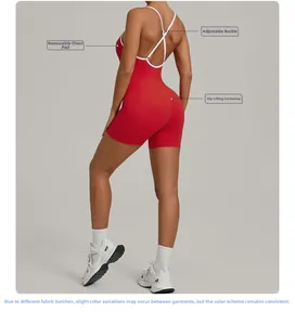 Detailansicht roter Yoga-Jumpsuit mit Kreuzträgern, verstellbarer Schnalle und Push-up-Naht