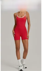 Detail eines roten Sport-Bodysuits mit weißen Kontrastpaspeln und Kreuzträgern