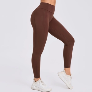 Zijaanzicht van de high-waisted yogabroek met ondersteunende tailleband en slanke naden
