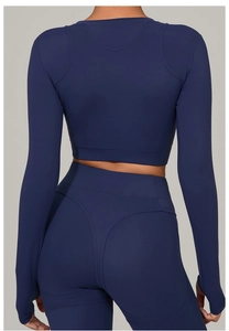 Vue arrière du haut court et du legging de yoga bleu marine avec coupe ergonomique