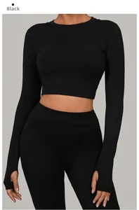 Détail du legging de yoga noir et du crop top à manches longues avec passe-pouces