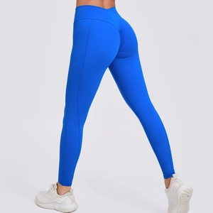 Detail van koningsblauwe yoga broek met hoge taille, scrunch-effect en V-vormige band