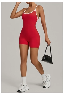 Detailansicht eines roten Bodysuits mit weißen Trägern für Fitness und Yogaübungen