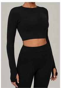 Détail du haut de yoga noir avec passe-pouces et tissu de sport élastique haute qualité