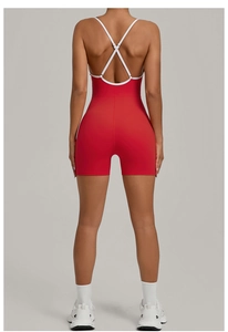 Detailansicht der roten Sport-Bodysuits mit überkreuzten Trägern und weißer Paspelierung