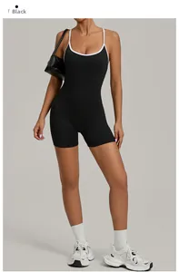 Detail eines schwarzen Sport-Bodysuits mit weißen Kontrast-Überkreuzgurten und enger Passform