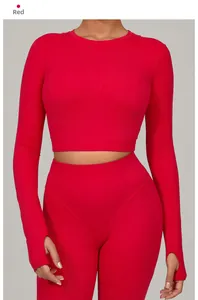 Détail de l'ensemble de yoga rouge avec haut à manches longues et legging taille haute