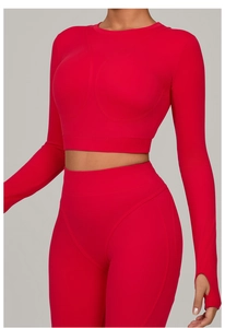 Détail d'un ensemble de yoga rouge avec poignets passe-pouce et coutures ajustées