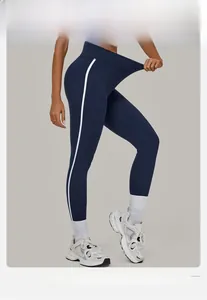 Makro-Detail der High-Waist-Yogahose mit elastischer Kompression und Seitenstreifen