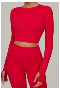 Détail du haut de yoga rouge élastique avec passe-pouces et coutures de soutien à la poitrine