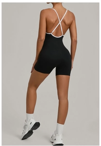 Überkreuzte Träger und Kontrastfarben-Detail am eng anliegenden Yoga-Jumpsuit