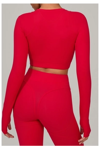 Vue détaillée arrière d'un legging rouge taille haute et d'un haut de yoga