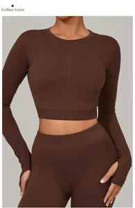 Détail du pantalon de yoga marron café à taille haute et haut à manches longues