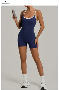 Detail des marineblauen Bodysuits mit weißen Trägern und Seitentasche für das Handy