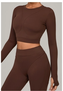 Détail du haut de yoga marron chocolat avec passe-pouces et coutures décoratives