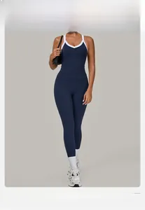 Detail van marineblauwe yogaset met contrasterende witte bies en V-hals sportbeha