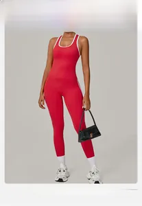 Détail du legging de yoga rouge à taille haute et débardeur avec coutures contrastées