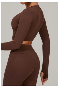Détail du haut de yoga marron à manches longues avec passe-pouces et legging haut