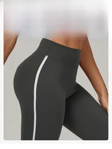 Detail der grauen High-Waist-Yogahose mit weißen Seitenstreifen und Po-Lifting-Effekt