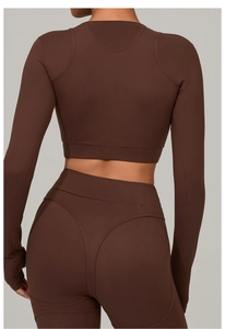 Vue arrière du haut court à manches longues marron et legging taille haute avec coutures