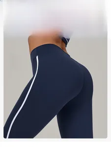 Detailansicht der High-Waist-Yoga-Leggings mit Kontraststreifen und Push-up-Effekt
