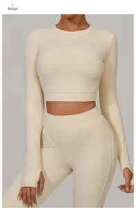 Détail d'un ensemble de yoga beige crème avec legging taille haute et crop top à manches