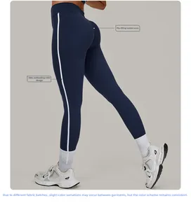 Detailansicht der Fitness-Leggings mit Push-up-Naht und weißem Seitenstreifen-Design