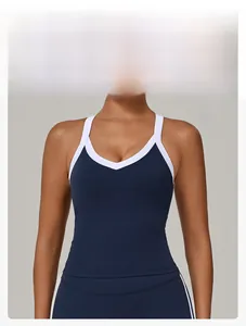 Detailopname van het donkerblauwe fitnessvest met V-hals en witte contrastbiezen