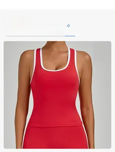 Détail du débardeur de yoga rouge avec bordures contrastées blanches et dos nageur