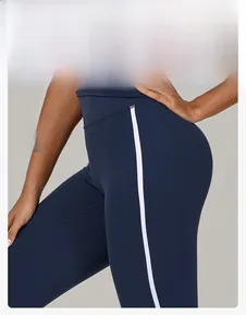 Detail van yoga-legging met hoge taille, witte verticale strepen en billenliftend ontwerp