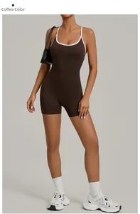 Detailansicht des kaffeebraunen Sport Overalls mit weißen Trägern und engem Schnitt
