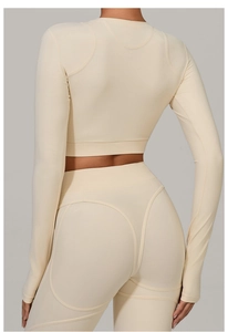 Détail de l'ensemble de yoga beige avec pantalon taille haute et coutures arrière précises