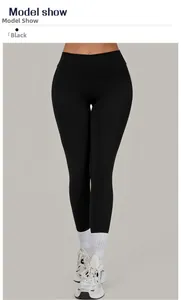 Schwarze Yoga-Hose mit hoher Taille, weißen Rippstricksocken und Retro-Sneakern Ansicht