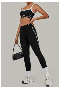 Detailansicht des kontrastierenden Yoga-Sets mit Racerback-Top und eng anliegender Leggings