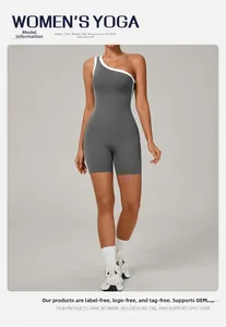 Détail de la combinaison de yoga asymétrique avec liseré contrasté et tissu extensible
